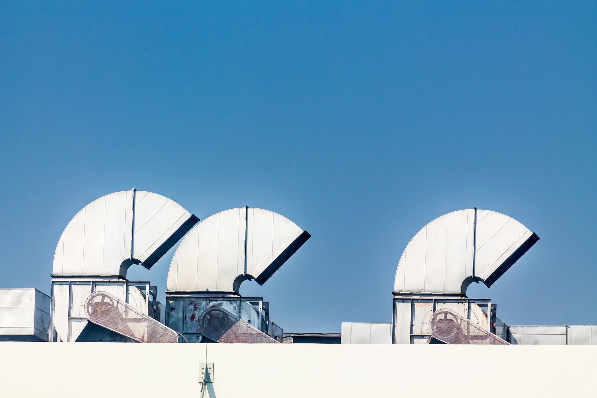 Rooftop exhaust fans for smoke control